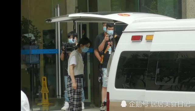  面被|《中餐厅》赵丽颖和面被曝做戏！一举动直接露馅？网友：懒得装！