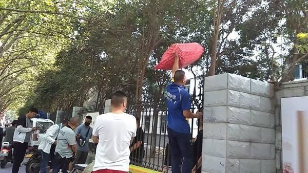 订单|开学季校园订单猛增 快递小哥各施“神投绝技”忙得不亦乐乎