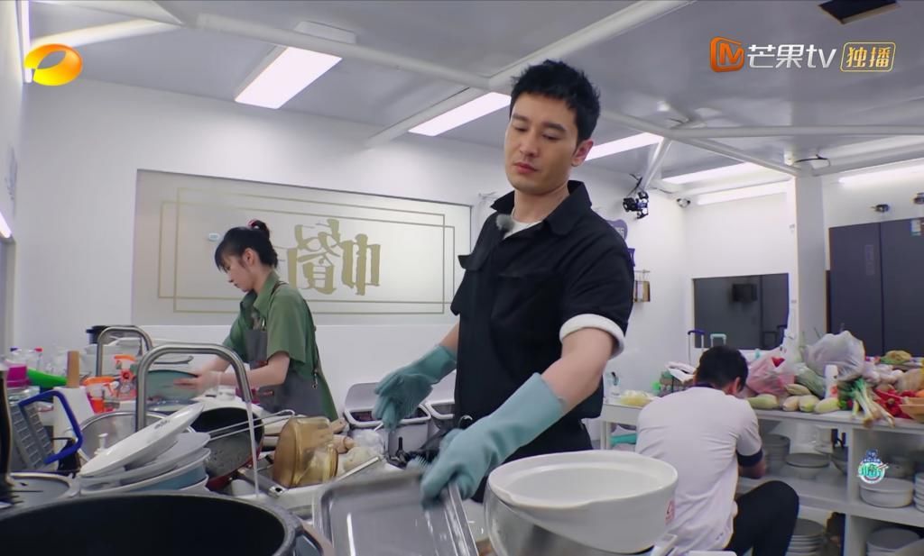  干活|中餐厅赵丽颖不干活？其他人洗完碗深夜一起回去休息，唯独她不在