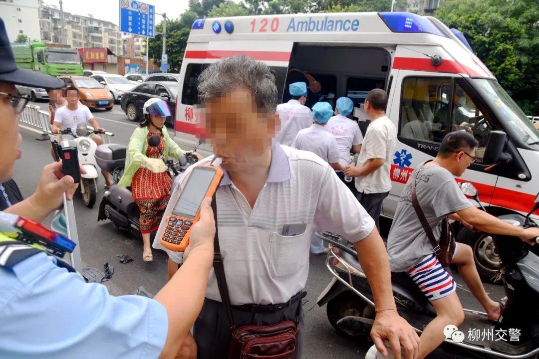  小型新能源|柳州67岁老人驾驶小E突然失控，一路冲撞！其称“车辆停不下来”