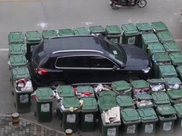 嚣张|女司机乱停车还极嚣张故意关机，回来取车时被气哭，网友：干得漂亮