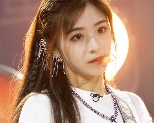  剧本|张含韵拒绝钱枫组队邀请时，下句话却暴露姐姐剧本，原来也是皇族