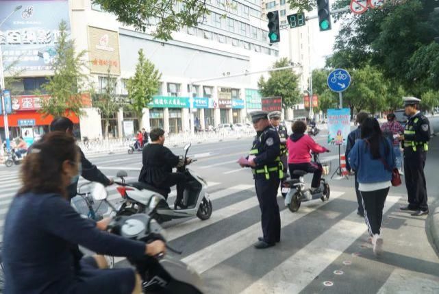 真的|真的！骑电动车不戴头盔？发朋友圈集满10个赞予以放行