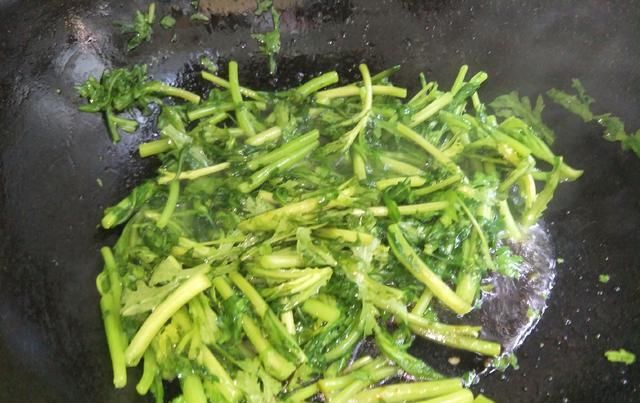 伏天|进入二伏天,记得多吃茼蒿,教你简单做法,3分钟出锅又绿又脆