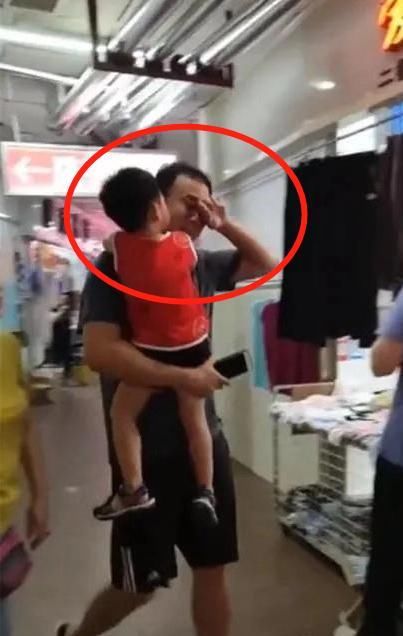  原因|商场里爸爸抱着5岁儿子边走边哭，路人知道原因后，纷纷让开了路