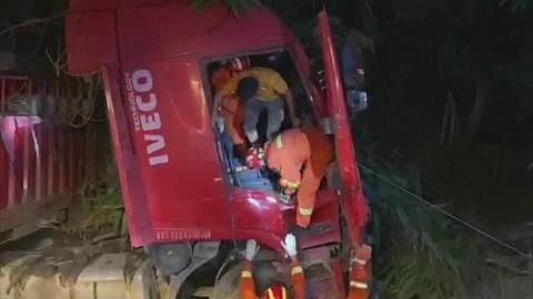  指挥|高速大货车翻侧压扁小货车 肇庆消防紧急救援