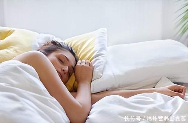 睡眠不足会导致身体变胖吗(长期睡眠不足的人，真的会变胖吗？也许这是真的，肥胖人群要当心)