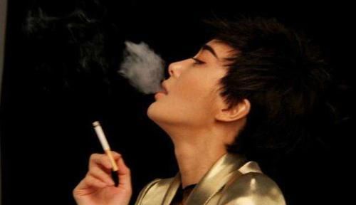  看穿|《跑男》里他很是克制！烟瘾犯了猛喝奶被大家看穿？最后只能无奈尬演！