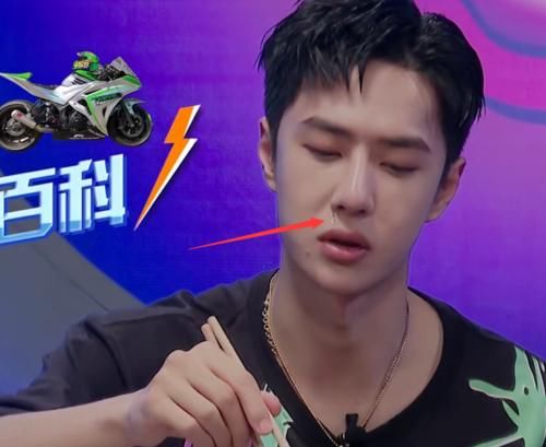  街舞|街舞：王一博被火锅辣到流鼻涕打喷嚏，腰围让人意外，女生都羡慕