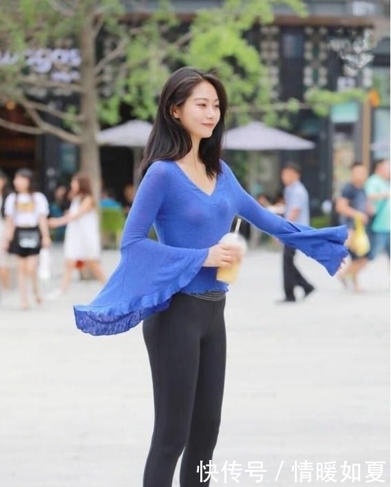 喇叭|妹子为喇叭袖“代言”,微风吹拂袖口舞动,完全让人挪不开眼