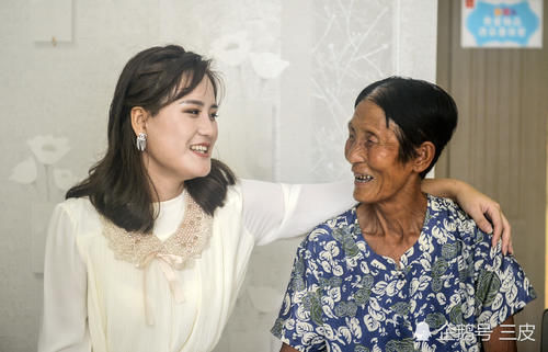  小秋|农家女孩“换脸”重生 年薪100万仍不为所动 想当老师帮助更多贫困孩子