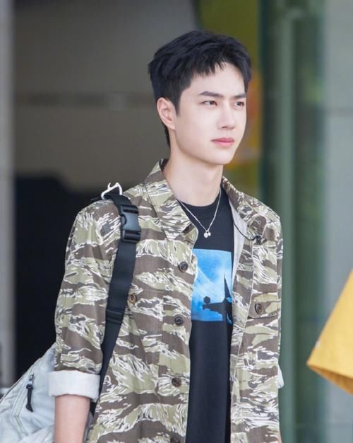  王一博|《以家人之名》三兄妹野外露营欢乐多，王一博他们是一群憨憨吗