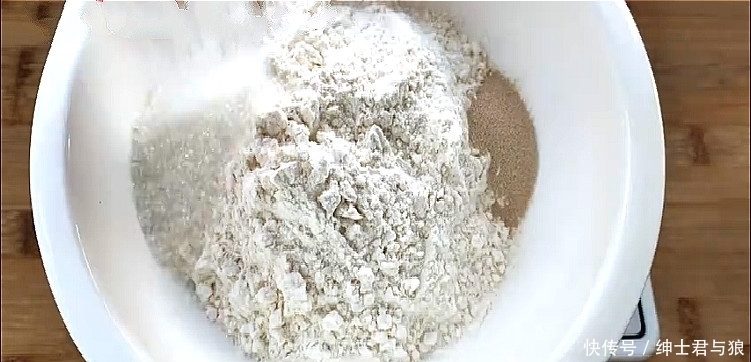 拉丝|教你真正懒人面包做法，不用揉面，不用黄油，出炉拉丝又柔软