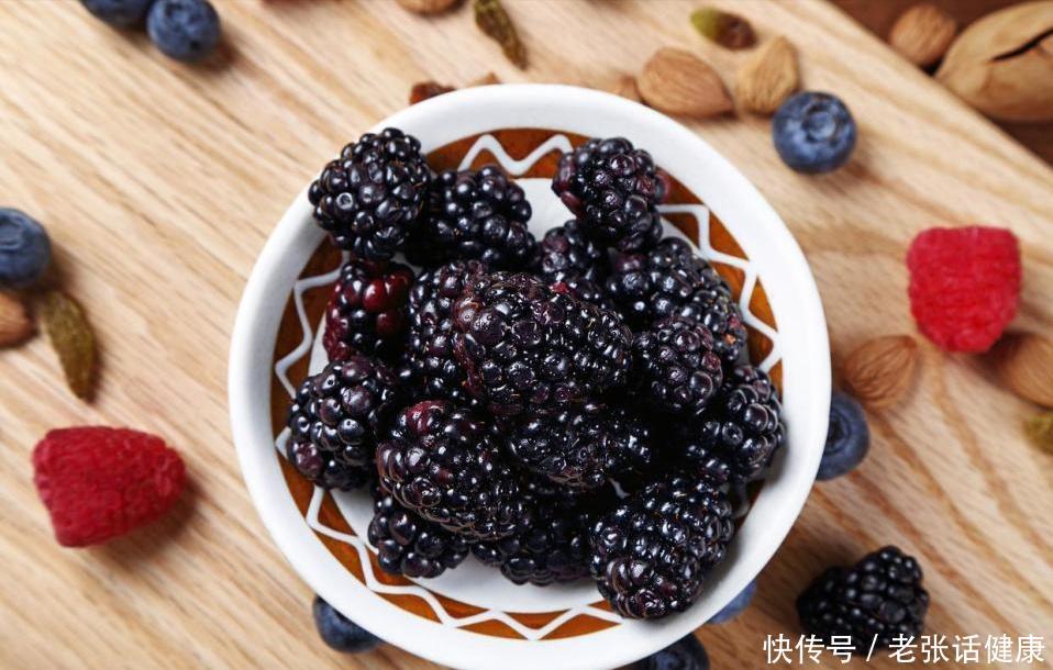 桑葚干泡水喝的功效作用和禁忌(桑葚干泡水喝好处多，但也不能随便喝，5个禁忌要牢记)