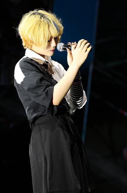  吸睛|窦唯次女酷似父亲，金发吸睛打扮前卫，称不涂指甲油像没穿衣服