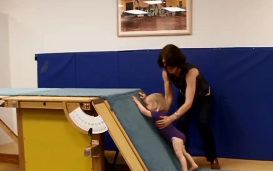  视觉|美国专家让婴儿在“视觉悬崖”上爬行，结果如何？