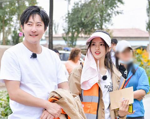 宝藏|《宝藏行》晒最新合照,郭京飞蹲地上,秦昊盘腿坐,谁注意杨超越