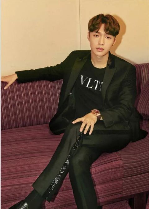  演绎|张艺兴现身机场，演绎混搭休闲风，眼神迷离呆萌，网友：没睡醒吧