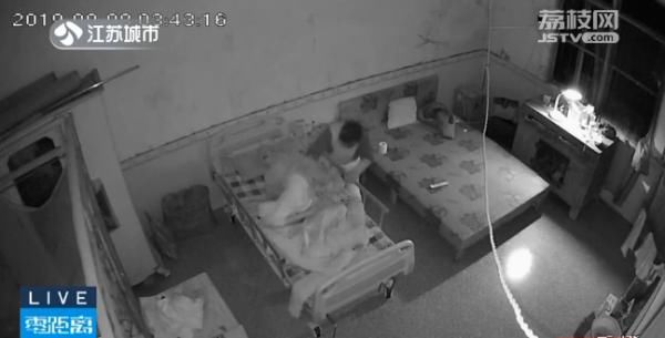 老人|扇耳光、揪耳朵……保姆虐待八旬老人获刑1年,3年内禁止从事看护工作