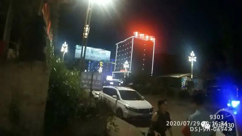 扔进|任性!“小两口”斗气,男友把女友金项链、戒指扔进泳池后......