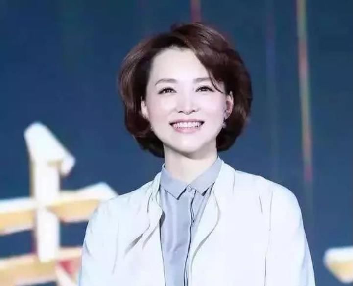  央视|15岁被迫打工，37岁成央视一姐，40岁嫁人当后妈，她说自己很幸福