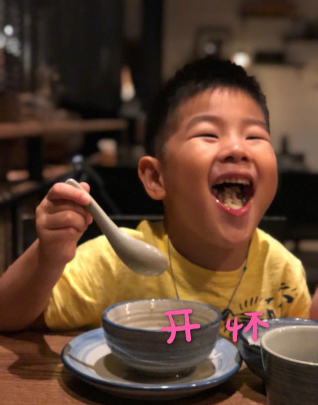玻璃|地铁上，小男孩面贴玻璃扮“猪八戒”，妈妈配乐录视频逗乐网友