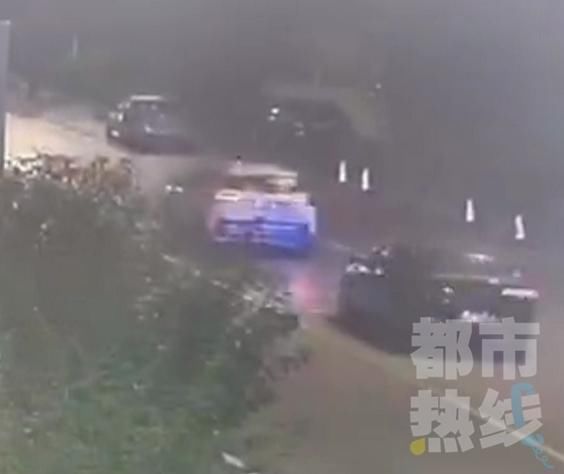  小车|行李箱小车后备箱“出逃”内装价值近20万财物被过路司机捡走