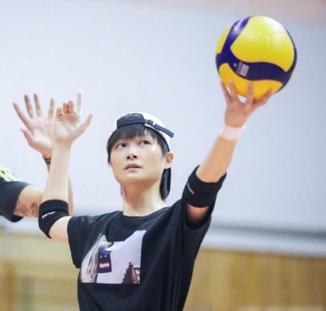 女排|李宇春饰演女排队员的表现不顾一切,分头反复练习