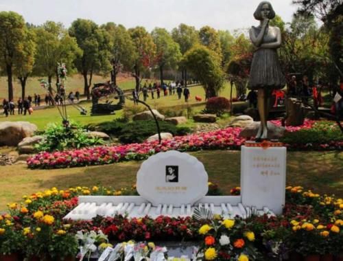  粉丝|姚贝娜墓地实景曝光，粉丝为其树立少女像，5年过去了还是忘不掉