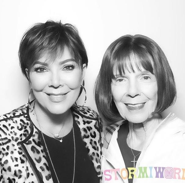  风衣|卡戴珊86岁奶奶太优雅！穿奶白色风衣笑靥如花，与64岁女儿似姐妹