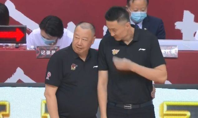  杜锋|杜锋懒得总结比赛，队员的态度让他不满，自信内线没易建联也挺好