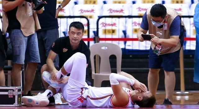  赵睿|赵睿受伤离场，悲痛时刻，为何杜锋与阿联形成巨大反差？