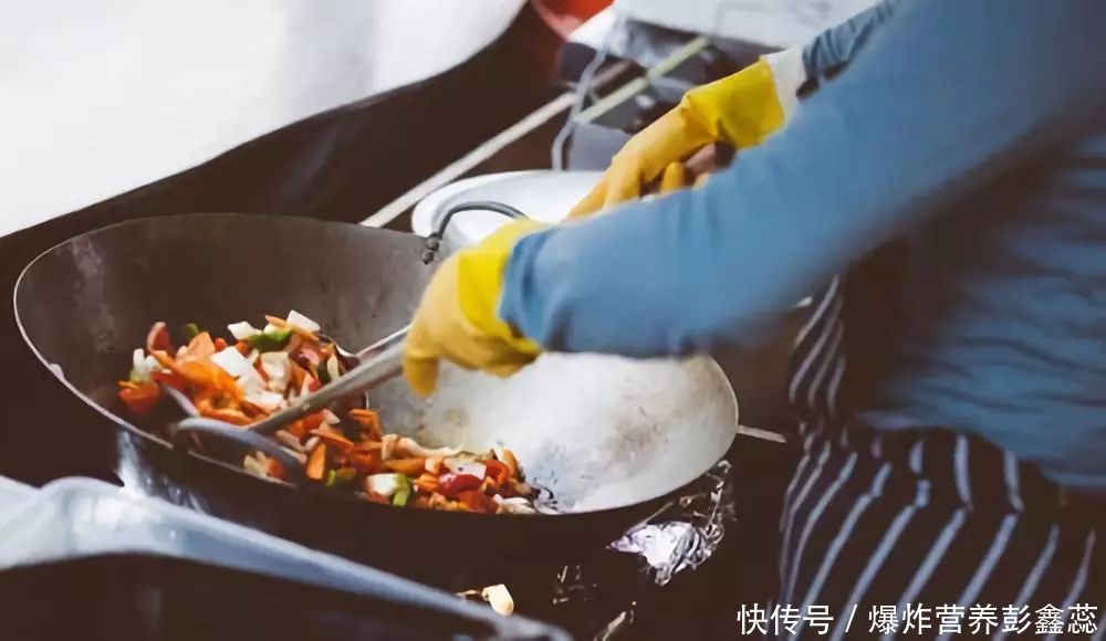 警惕这7种做菜陋习(做一顿饭能做出致病菌，或致癌物？尤其这3个烹饪习惯，要抓紧改)