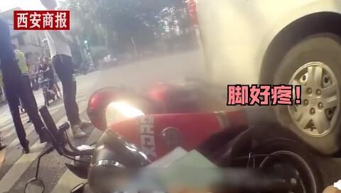  十多人|女子被卷入车下，民警一声吆喝叫来十多人，十秒抬车救人