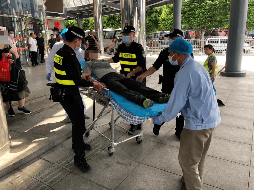  出手|男子失足跌倒不省人事！危急时刻，他们出手了……