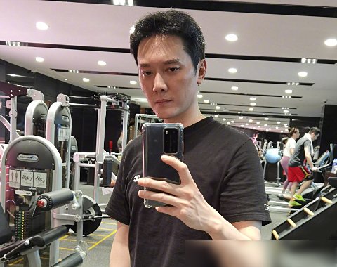  出场|冯绍峰录制了《中餐厅》?看清他的出场方式后,原谅我不厚道的笑了