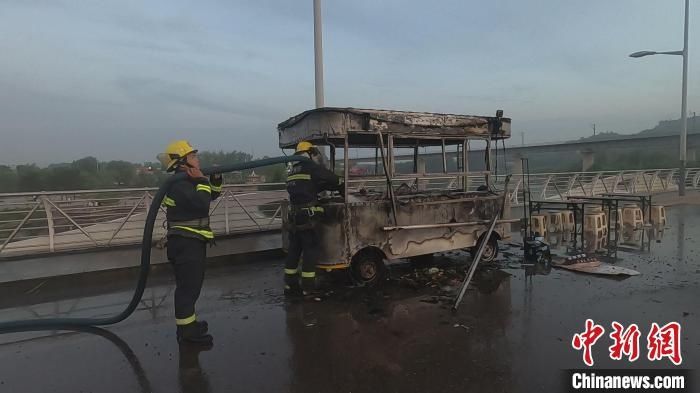  山西|山西寿阳一座桥上 消防员拎着喷火液化气罐紧急转移