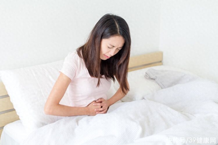 阴部颜色深是什么原因(女性私处颜色深，是“经历”太多了？排查这4个原因，别想歪了)