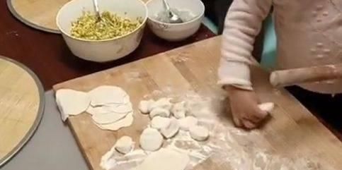  动作|两姐妹花萌娃合伙包饺子，动作娴熟胜大人，网友：自愧不如！