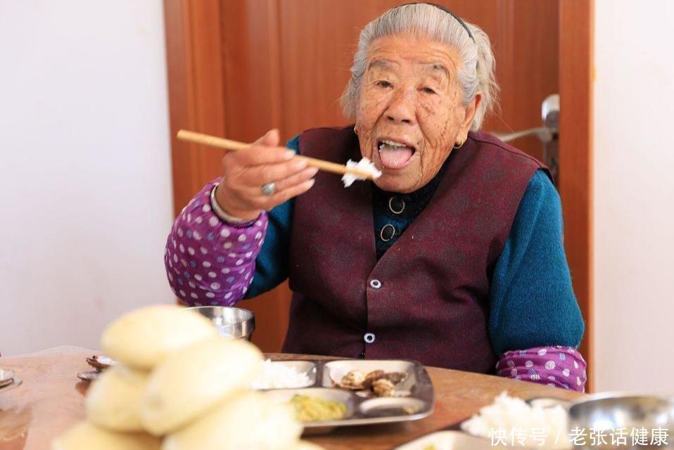 老人吃什么粥提高免疫力(建议中老年人：早餐别光吃馒头和稀饭，多吃三样食物，增强免疫力)