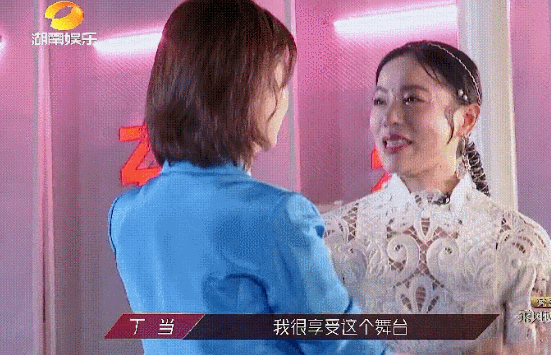 身上|假装不记仇?杜华安慰被淘汰的丁当,帮她擦眼泪后又抹回丁当身上