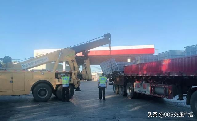 潘市路政大队|干得漂亮!湖南高速成功处置一起危化品泄露事件