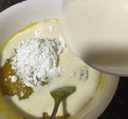  好吃|好吃的南瓜椰蓉小方，方便快手，这个季节吃正好