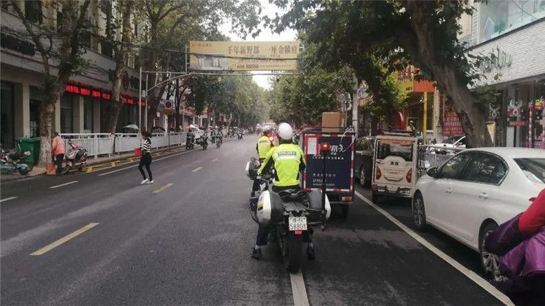 新野|新野交警：铁骑出动！重点整治车辆违停乱象