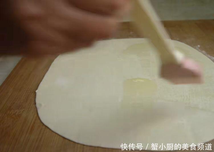 酥脆|幺妹多年的烙饼经验,多放一种食材,酥脆又松软,手一捏直掉渣