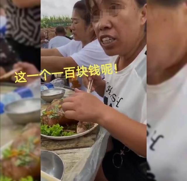 同桌|大妈吃酒席独占大肘子，面对同桌人的质问，大妈：我花钱了