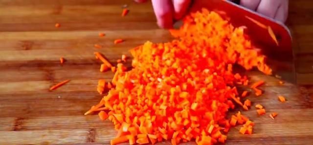 后把它|用胡萝卜做出千层饼,做出来的饼柔软多层,老人孩子都爱吃