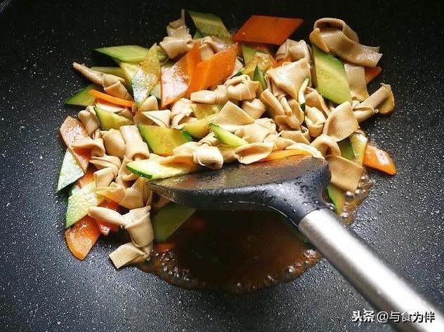  豆腐皮|豆腐皮焯水时，别忘加点“它”，做出来滑嫩入味，米饭都不够吃了