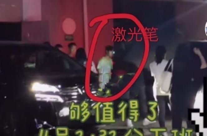  眼睛|王一博被“激光笔”照脸，黑粉全程跟随，差点都照到眼睛了！