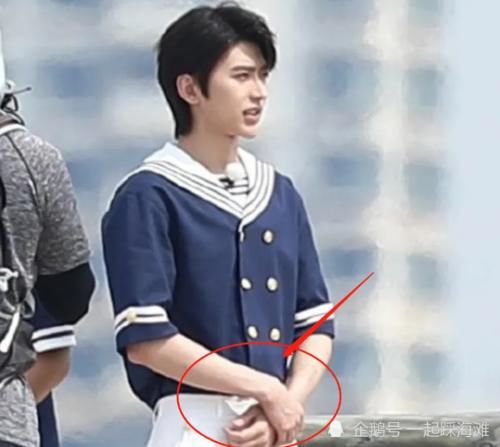  吴宣仪|《跑男8》路透合照，蔡徐坤和吴宣仪同框时的站姿，我没看错吧！